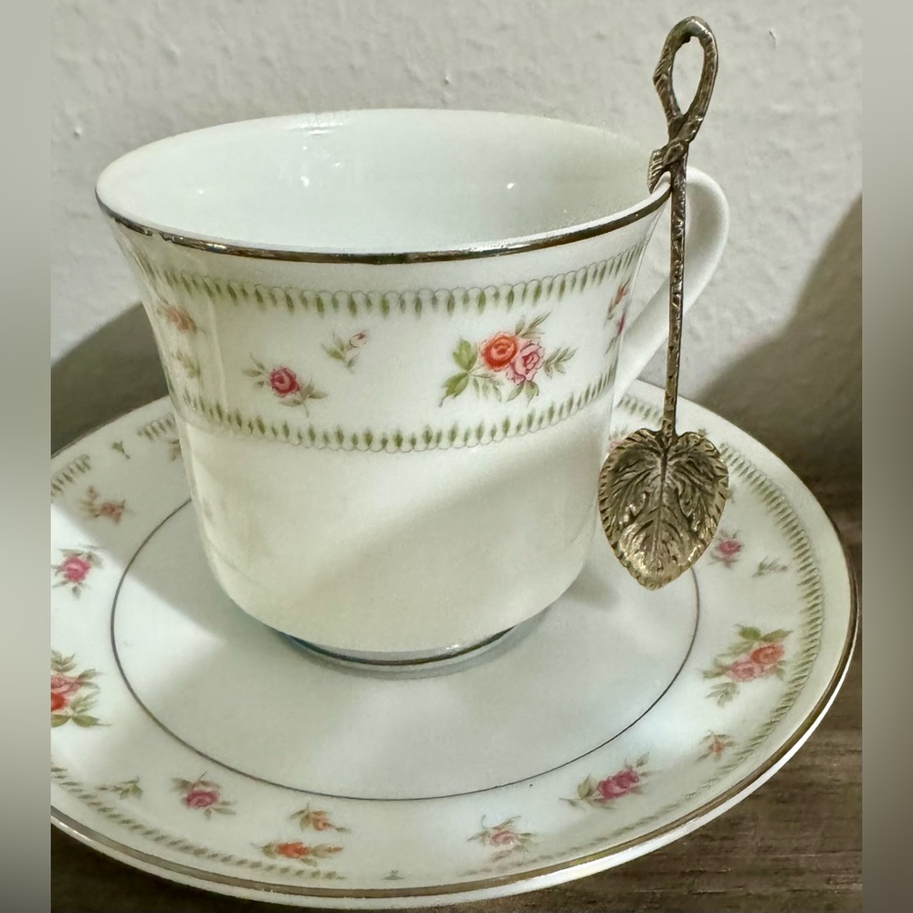 Antique Spoons with Leaf (Bowl) and Loop (Top) - Set of 5. Used